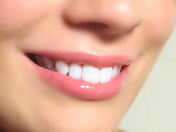 les astuces pour se blanchir les dents sainement